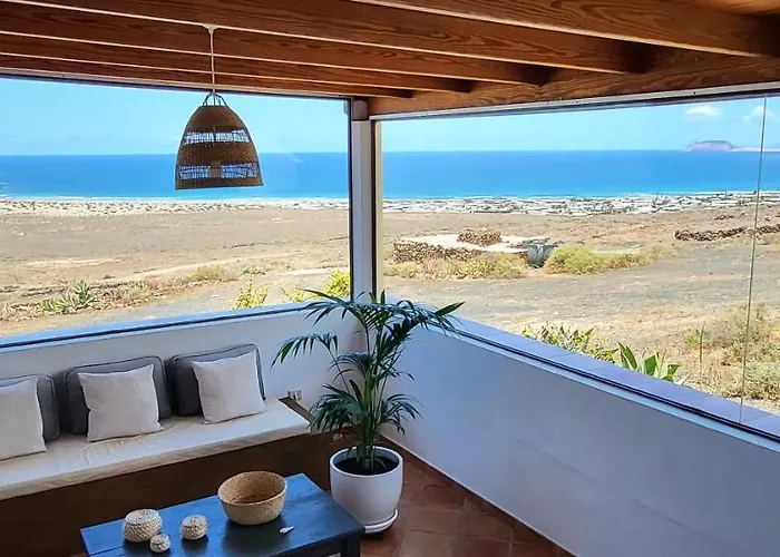 Dama De Famara Teguise (Lanzarote)